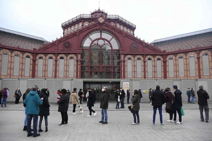 Electorado a las puertas del Mercat de Sant Antoni, escuela electoral este 14F. (Josep LAGO/AFP)
