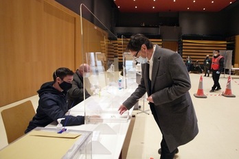 Salvador Illa en el momento de votar en La Roca del Vallés. (PSC | AFP)