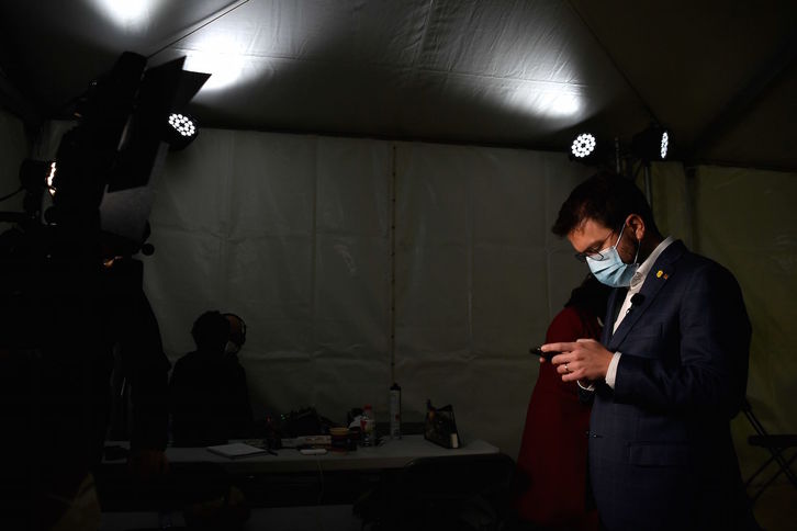 El candidato de ERC, Pere Aragonès, tras conocer los resultados. (Josep LAGO/AFP)