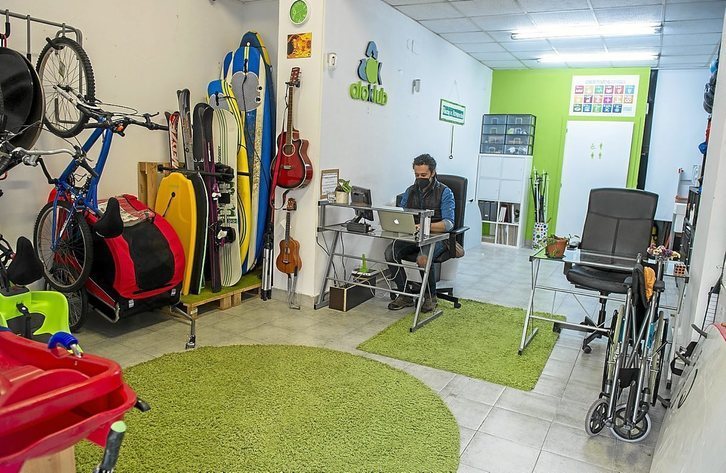 Aloklub tiene su establecimiento de recogida de productos en la calle Sabino Arana de Bilbo. (Monika DELVALLE/FOKU)