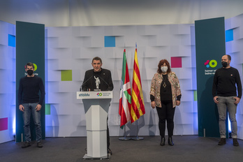 Arnaldo Otegi, EH Bilduko Mahai Politikoaren ordezkariekin, Kataluniako hauteskundeen balorazioa egiten. (Gorka RUBIO/FOKU)