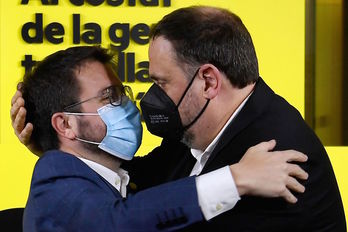 Pere Aragonès y Oriol Junqueras, ayer en la sede de ERC. (Josep LAGO/AFP)