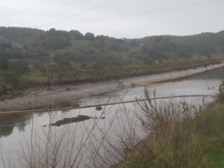 El río Barbadun tras el último vertido a sus aguas.