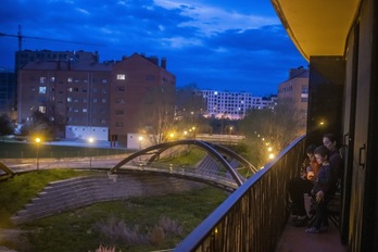 Koronabirusaren egoeraren hirugarren astean, apirilean, argia itzali zuten hainbat etxetan kobratzen denaren aurreko protesta gisa. Irudian, Gasteiz. (Jaizki FONTANEDA/FOKU) 