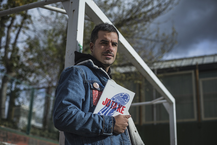 Rayco Sánchez, autor del libro ‘Jo ta ke, fútbol vasco en primera persona’. (Aritz LOIOLA / FOKU)