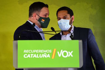 El líder de Vox, Santiago Abascal, junto al candidato Ignacio Garriga, en la noche del sorpasso al PP. (Pau BARRENA/AFP)