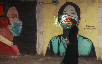 Una mujer, ataviada con mascarilla, en la ciudad de Gaza. (Mohammed ABED/AFP)
