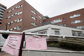 Carteles que denuncian la gestión de la dirección en los accesos de la residencia Abeletxe.     (Raúl BOGAJO I FOKU)