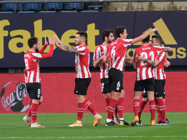 Los jugadores del Athletic celebran uno de los goles en Cádiz. (LOF)