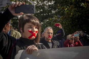 Concentración en Gasteiz en denuncia de la aplicación de la ley mordaza. (Jaizki FONTANEDA/FOKU)
