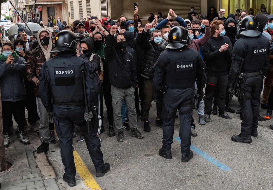 Protesta en el exterior de la Universidad de Lleida contra la detención de Hasel. (J. MARTIN/AFP)