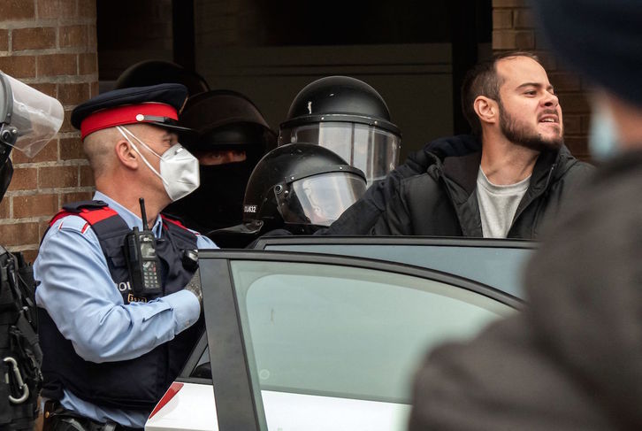 Los Mossos introducen a Hasel en su vehículo tras ser detenido. (J. MARTIN/AFP)
