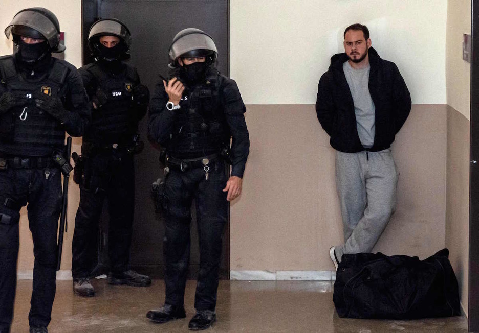 Pablo Hasel, una vez que ha sido detenido por los Mossos. (J. MARTIN/AFP)