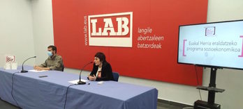 Igor Arroyo y Garbiñe Aranburu, en la presentación del proceso emprendido por LAB.