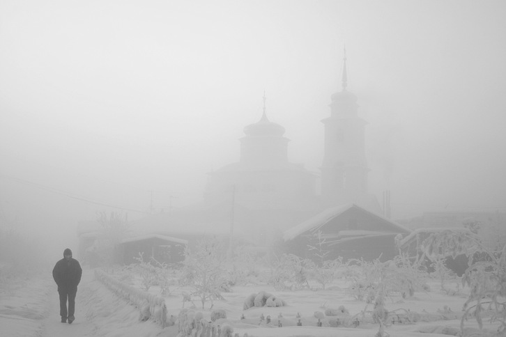 Un hombre camina cerca de la iglesia de Yakutsk. (GETTY IMAGES)