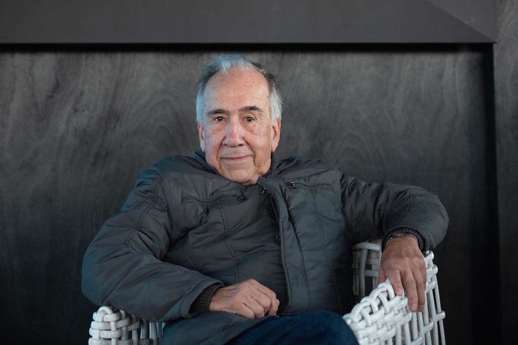 Joan Margarit posando en Barcelona en 2019, cuando se le concedió el premio Cervantes. (STRINGER / AFP)