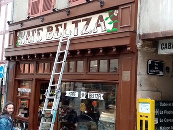 Kafe Beltza izeneko afixa ezarri dute kafe saltokiaren kanpoaldean. (argazkia: @mikel_irastorza)