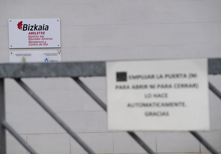 Entrada de la residencia para mayores Abeletxe de Ermua, una de las más afectadas por la pandemia.     (Raúl BOGAJO I FOKU)