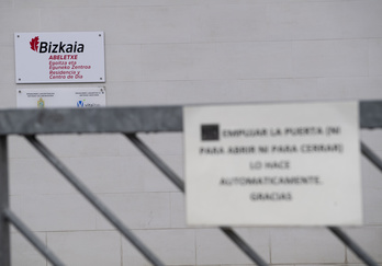 Entrada de la residencia para mayores Abeletxe de Ermua, una de las más afectadas por la pandemia.     (Raúl BOGAJO I FOKU)