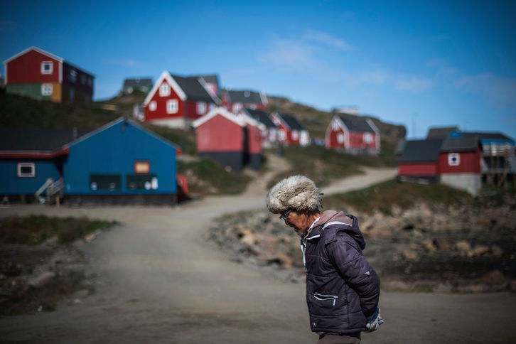 Un hombre pasea por la localidad de Kulusuk, en el este de Groenlandia.  (Jonathan NACKSTRAND/AFP)