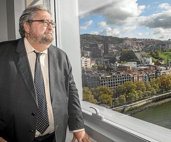 Manu Lezertua fotografíado en su despacho de Bilbo. (Marisol RAMÍREZ/FOKU)