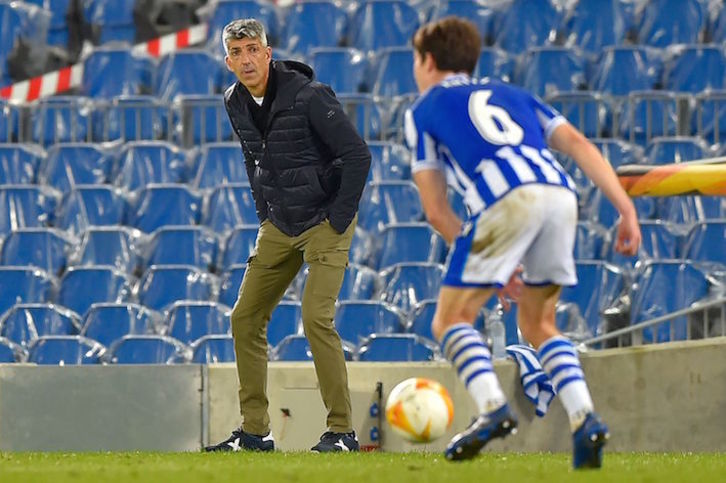 Imanol observa a Aritz en un partido de la Europa League contra el AZ Alkmaar. (Ander GILLENEA/AFP)