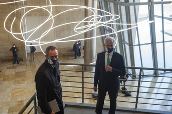 Manuel Cirauqui ‘cuator-a’ eta Juan Ignacio Vidarte, atrioan. Atzean, argi-eskultura berria. (Monika DEL VALLE / FOKU)