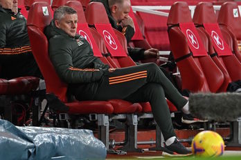El técnico del Manchester United, Ole Gunnar Solskjaer, relajado durante un partido de Premier League. (Andy RAIN/AFP)