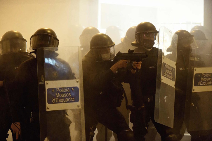 Mossos d'Esquadra, durante las cargas en Barcelona. (Josep LAGO/AFP)