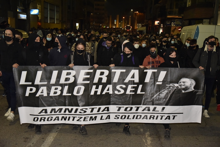 Movilización por Pablo Hasel en Lleida, que ha llegado hasta los muros de la cárcel en la que está recluido. (Adrià ROPERO/EUROPA PRESS)