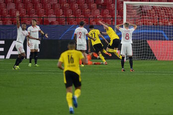 Haaland, con el brazo en alto, celebra el segundo gol con el que el Dortmund le daba la vuelta al marcador ante el Sevilla. (Cristina QUICLER/AFP)