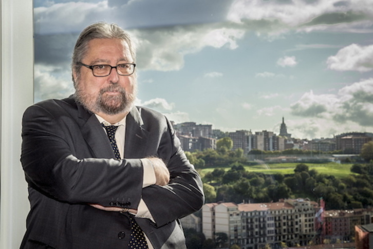 Manu Lezertua, reelegido Ararteko, en su despacho de Bilbo. (Marisol RAMÍREZ/FOKU)