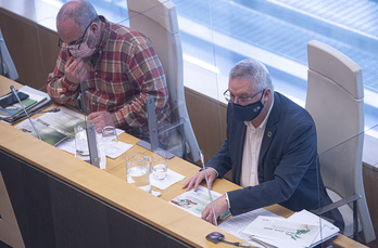 José Ignacio Asensio, a la derecha, en su comparecencia de hoy en las Juntas Generales de Gipuzkoa. (Jagoba MANTEROLA/FOKU)
