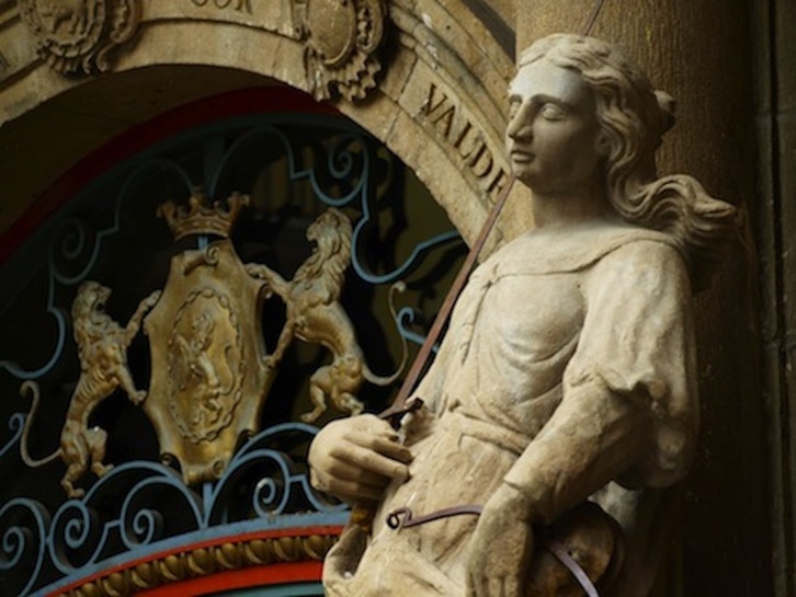 La portada barroca del Consistorio localizada en una mansión de los Huarte es de la misma época que la actual fachada del Ayuntamiento. (NAIZ)