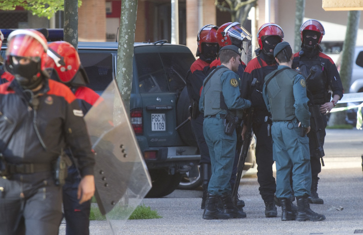 Ertzaintza y Guardia Civil, durante una operación policial en Villabona. (Andoni CANELLADA / FOKU)