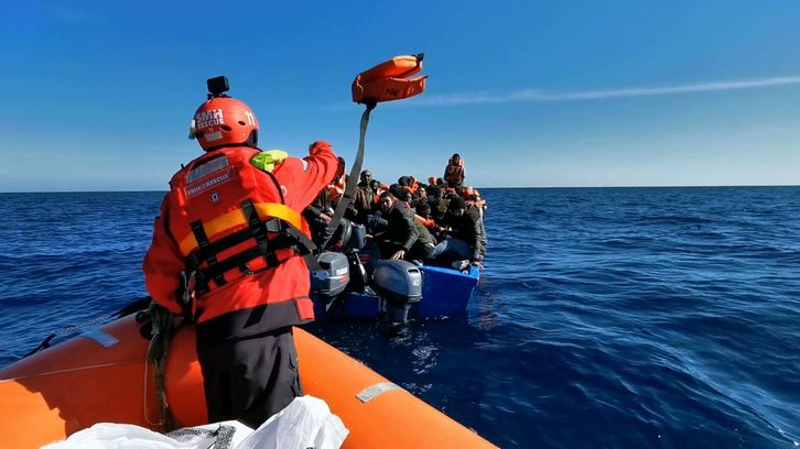Rescate realizado por el Aita Mari en el Mediterráneo.