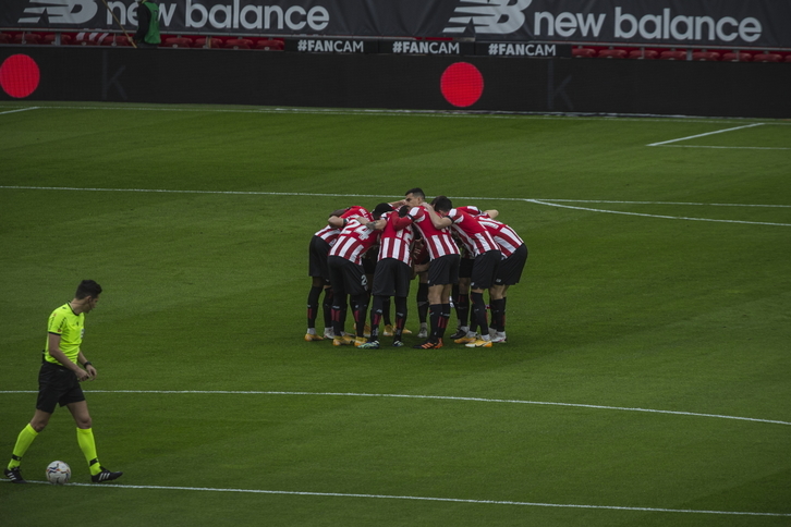 Los jugadores del Athletic hacen piña segundos antes de enfrentarse al Levante en las semifinales de la Copa. (Aritz LOIOLA / FOKU)