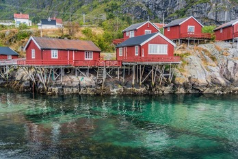 Tradicionales cabañas de espacdores de las islas Lofoten. (GETTY IMAGES) 