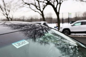 Un vehículo particular utilizado para prestar el servicio de Uber. (Michael M. Santiago | AFP)