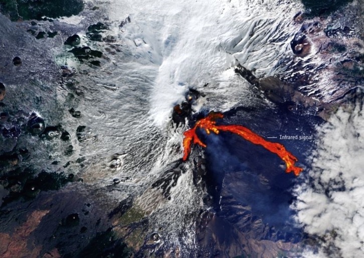 Erupción del volcán Etna, el más activo de Europa, vista desde el espacio. (ESA)