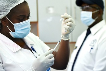 Personal sanitario prepara una dosis de la vacuna de Pfizer en un hospital de Cali, en Colombia. (Luis ROBAYO | AFP)
