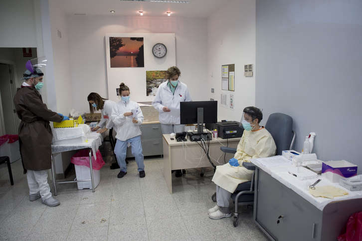 Sanitarios del CHN revisan las pruebas PCR. (Iñigo URIZ/FOKU)