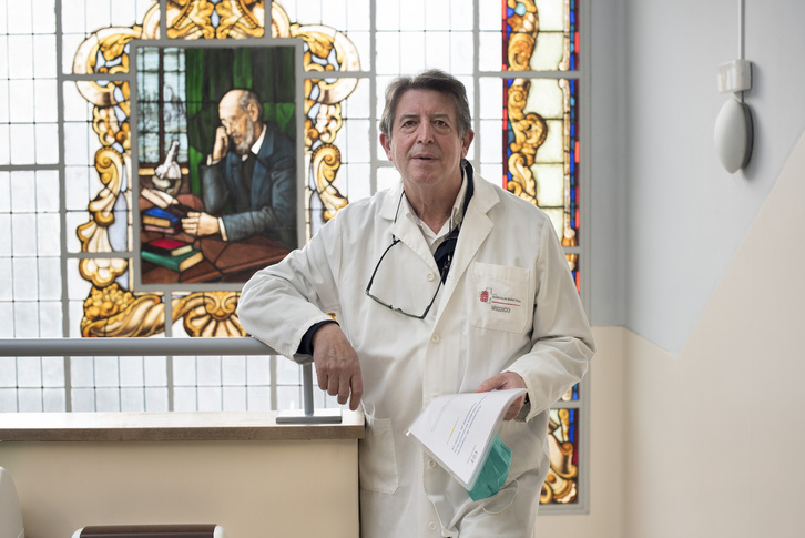 Aurelio Barricarte, en las escaleras de la sede del INSPL. (Iñigo URIZ/FOKU)