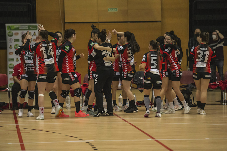 Las jugadoras del ZEV Zuazo celebran una victoria anterior. (Aritz LOIOLA/FOKU)