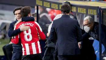 Marcelino abraza a Unai López en el partido en Cádiz. (@AthleticClub)