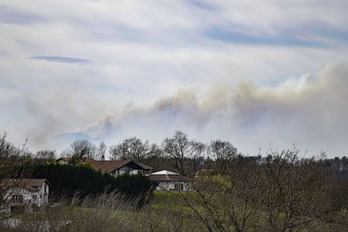 L'épaisse fumée aux abords de La Rhune était visible de loin ce samedi 20 février. © Christophe Lebrun