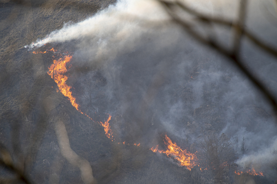 Un incendio avanza de forma descontrolada desde Bera. (Jagoba MANTEROLA/FOKU)