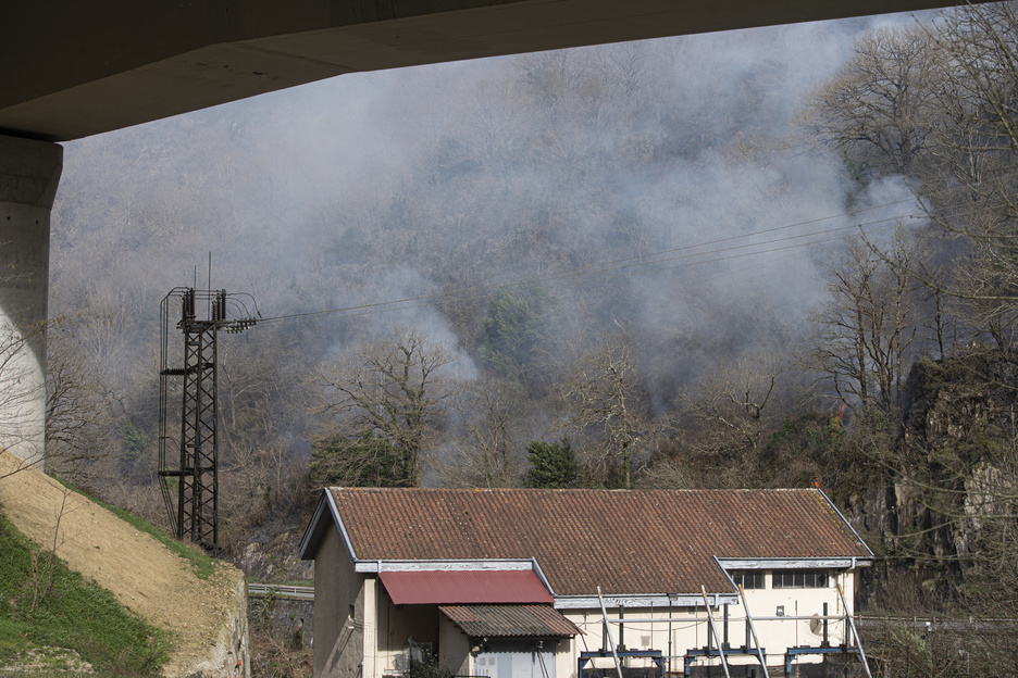 Un incendio avanza de forma descontrolada desde Bera. (Jagoba MANTEROLA/FOKU)