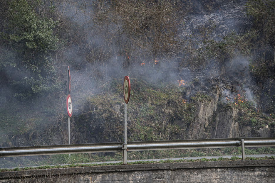 Un incendio avanza de forma descontrolada desde Bera. (Jagoba MANTEROLA/FOKU)