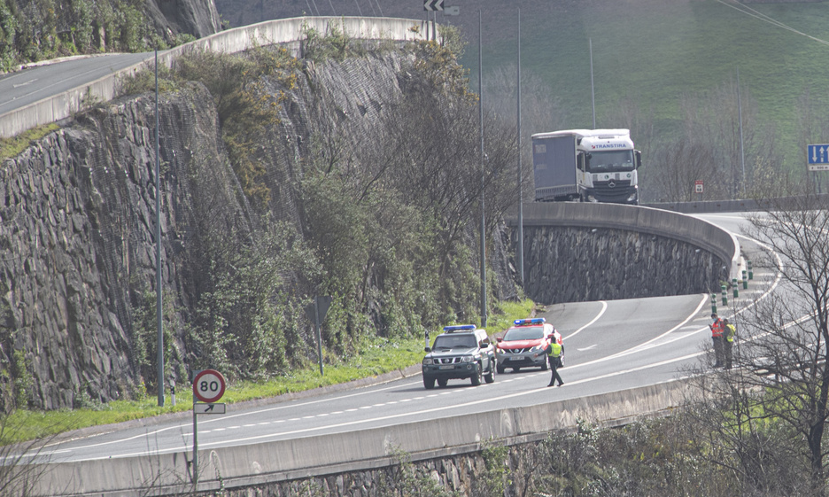 Un incendio avanza de forma descontrolada desde Bera. (Jagoba MANTEROLA/FOKU)